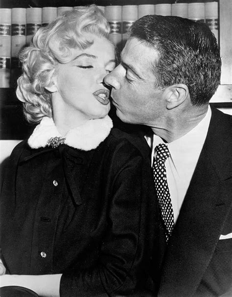 Marilyn Monroe kisses Joe Dimaggio after the two... - SI Photo Blog