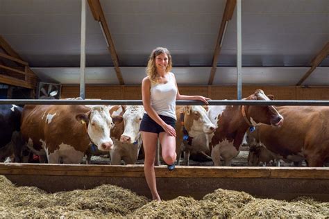 Models Im Stall Und Beim Blumengießen