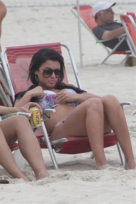 Ego Babi Rossi Mostra Corp O Em Dia Na Praia Not Cias De Famosos