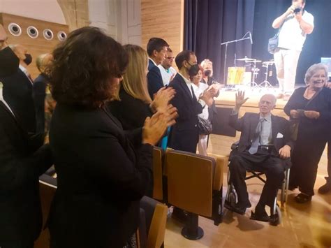 Iu Da La Enhorabuena A Manolo Sanl Car Por El Homenaje Recibido En El