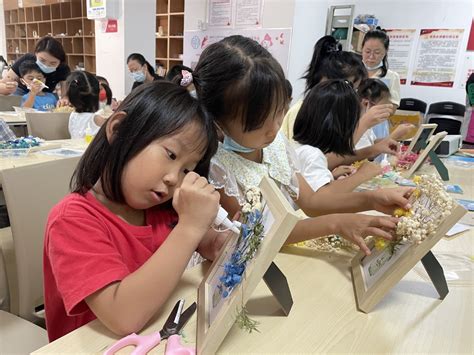 梅华街道翠前社区开展重阳节干花相框DIY活动