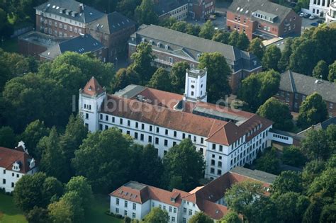 Aurich von oben Gebäudekomplex des Land und Amtgerichts in Aurich im