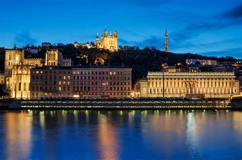 Vista De Lyon Con El R O Saona Por La Ma Ana Foto Gratis