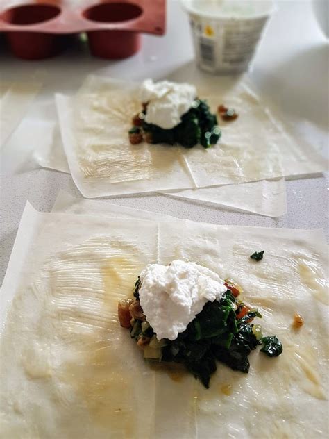 Saquitos De Masa Filo Con Espinacas Ricotta Y Pasas Con Trigo