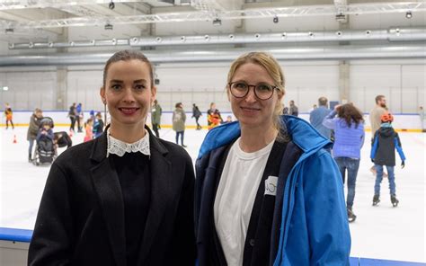 Viele strahlende Gesichter beim gemeinsamen Eislaufen für Menschen mit