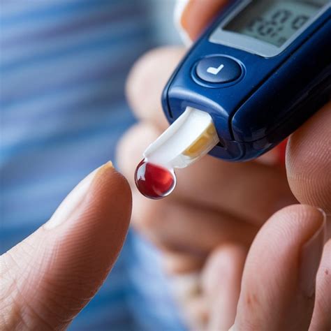 Las Manos De Las Mujeres Comprobando La Diabetes Y La Hiperglucemia Con