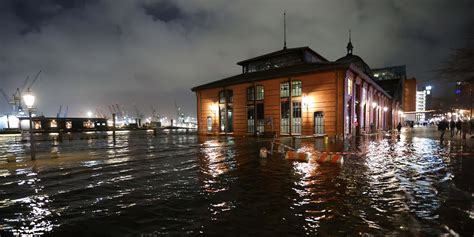 Schwere Sturmflut: Wasser an Hamburger Fischmarkt stand hüfthoch