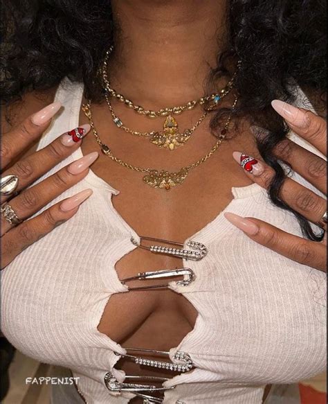 SZA Big Tits And Sexy Ass Booty Fappenist