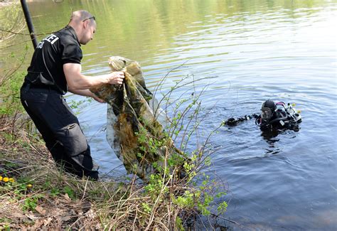 Berliner Verein räumt Müll aus dem Flughafensee in Reinickendorf