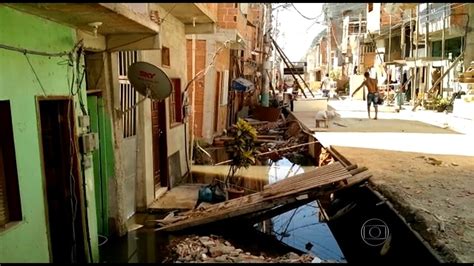 Moradores dizem que suas casas estão afundando em rua de Rio das Pedras