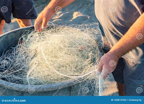 Mechando Una Red De Pesca Foto De Archivo Imagen De Lazo