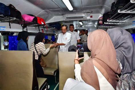 Jokowi Tinjau Arus Mudik Lebaran Di Stasiun Pasar Senen Abadikini