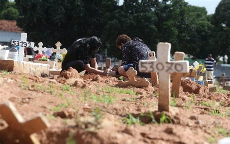 Dia de Finados em cemitérios no Caju têm drone faixas e muitas