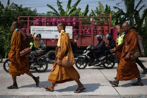 Akhir Perjalanan Biksu Jalan Kaki Dari Thailand Ke Candi Borobudur