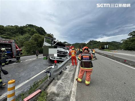 國道汐止出口貨櫃車翻覆！駕駛受困扭曲車體 送醫救治中 社會 三立新聞網 Setn