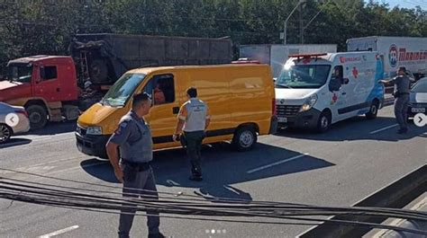 Carro Se Choca Contra Poste E Causa Congestionamento Em Praia Grande