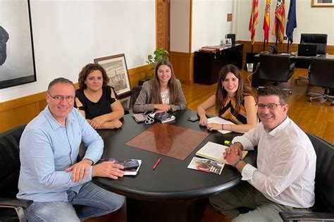 Lalcalde Dontiyent Rep A La Nova Direcci Del Comit Local De Creu