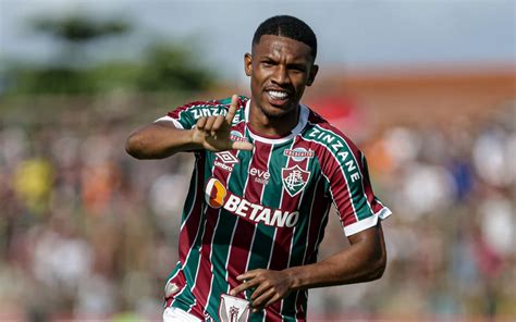 Fluminense vence a Portuguesa e conquista a primeira vitória no