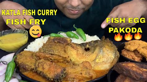 Eating Bihari Style Fish Curry Katla Fish Curry Fish Egg Pakoda