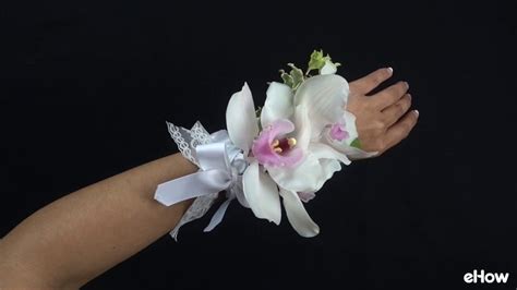 How To Make A Corsage Diy Wrist Corsage Wrist Corsage Prom Diy Corsage