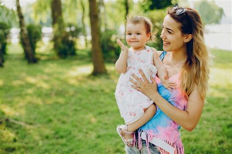 Mutter Mit Ihrer Tochter Ruhen Kostenlose Foto