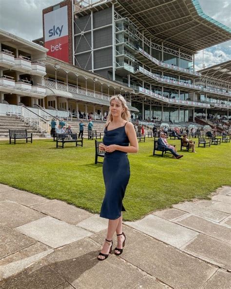 What To Wear At The Races – 20 Dress Code Guide & Tips