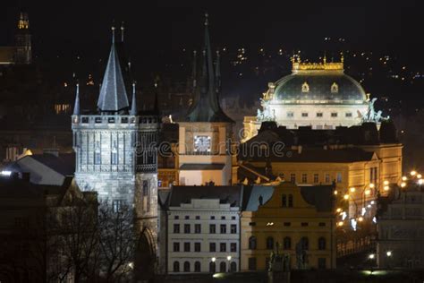 Ponte De Charles De Pedra Antiga E Torre De Ponte No Rio Vltava E Luz