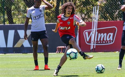 São Paulo avança e fica otimista para contratar Valdívia emprestado ao