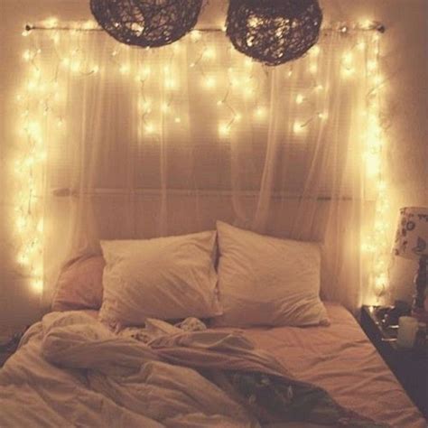 Best 35 Awesome Romantic Bedroom With Fairy Light Ideas