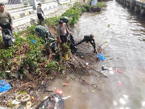 Pasukan Tni Al Bersihkan Teluk Kumai Dari Sampah Plastik Radarsampit