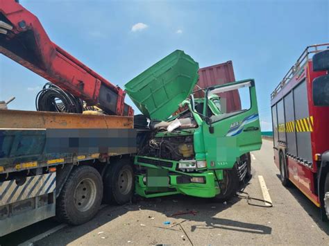 台61蘆竹段聯結車撞貨車 車頭撞爛一度回堵