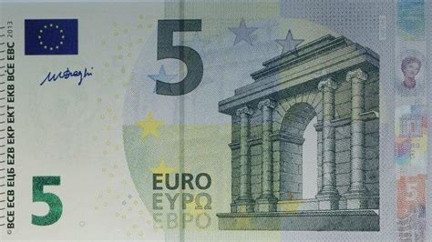 Le nouveau billet de 5 euros a été dévoilé par Mario Draghi le premier