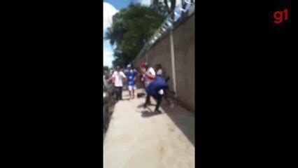 Vídeo mostra momento em que adolescentes brigam em frente à escola em