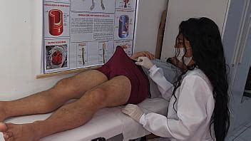 Paciente incapaz de controlar la erección delante de la enfermera XVIDEOS