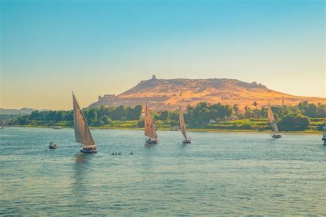 Barcos tradicionais de felucca no rio Nilo Vista magnífica do Nilo ao