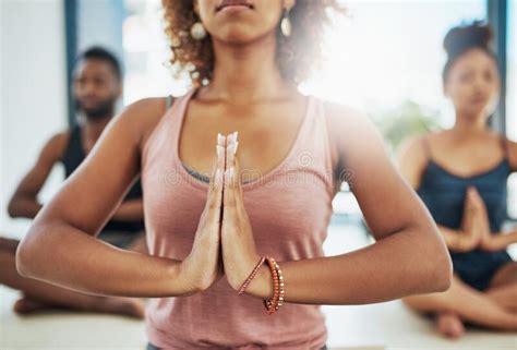 Equilibrar Tu Vida Toma De Un Grupo De Personas Haciendo Yoga Foto De