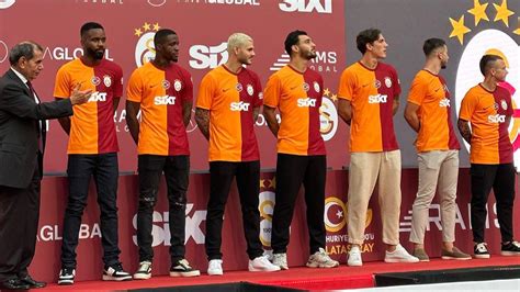 Galatasaray yeni transferleri için imza töreni düzenledi