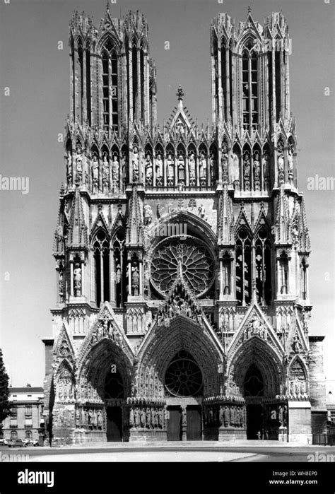 Reims cathedral architecture Black and White Stock Photos & Images - Alamy