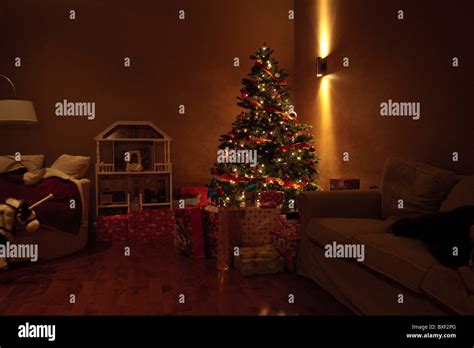 Christmas Eve tree and presents Stock Photo - Alamy