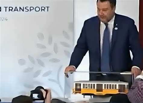 Il Tram Di Milano Fatto Di Lego Per G Salvini Ma Girarlo A Sinistra