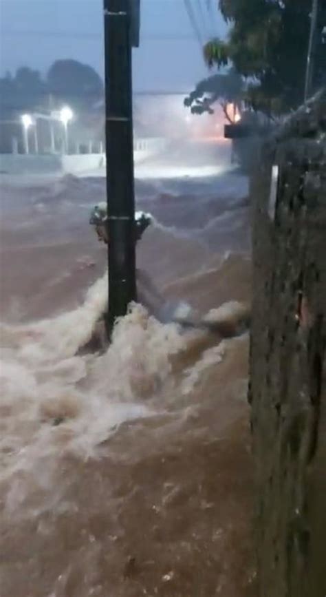 V Deos Chuva Forte Deixa Chapada Dos Guimar Es Debaixo D Gua Estad O Mt