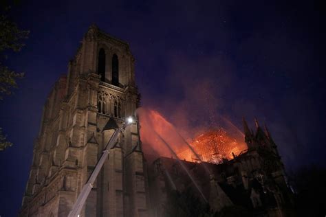 PHOTOS: Notre Dame burned, and the faithful prayed for its survival ...