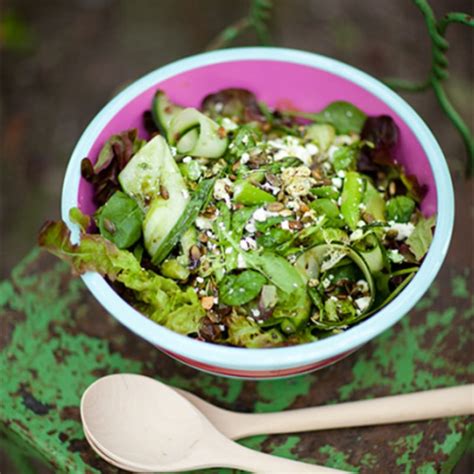 Grön sallad med fetaost och rostade pumpakärnor Recept Coop