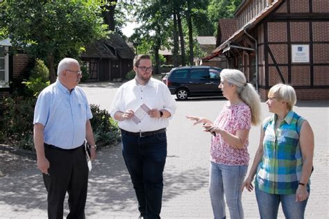 Landtagsabgeordneter Rüdiger Kauroff im Austausch mit Vertreterinnen