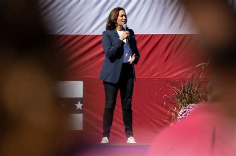 Kako Je Kamala Harris Promijenila Pravila Politi Kog Odijevanja I