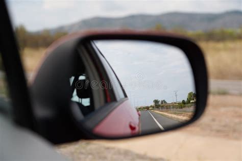 Imagem De Um Espelho Retrovisor De Um Carro Vermelho Reflexo De