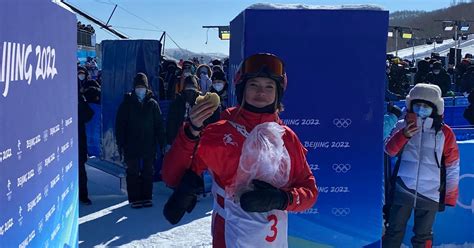 Ailing (Eileen) Gu goes viral having lunch during qualifying: Chinese ...