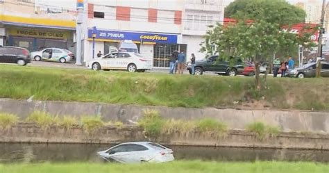 Carro Cai No Arroio Dilúvio E Causa Bloqueio Parcial Na Avenida