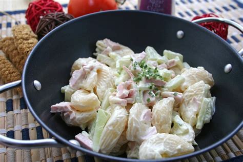 Kichererbsen Bällchen mit Wildkräuter Salat BRIGITTE de