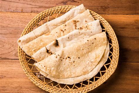 रोटी परोसते समय आप भी कर बैठते हैं ये भूल तो हो सकते हैं कंगाल Vastu Tips For Serving Roti